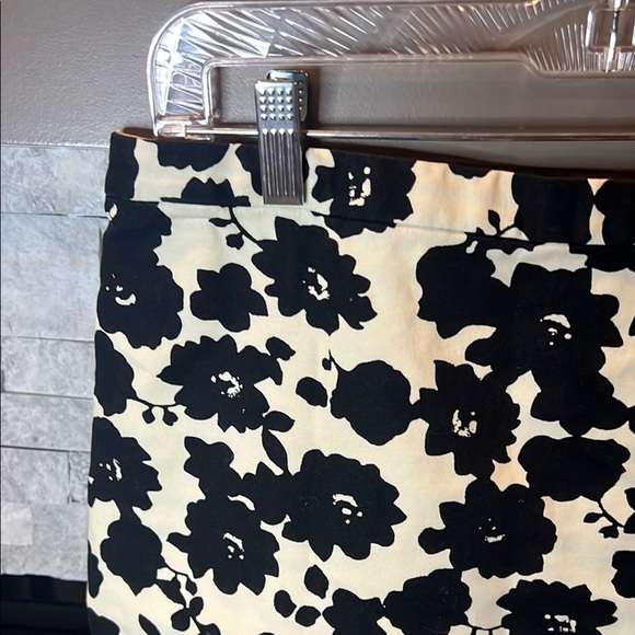 Loft Floral Black and White Floral Skirt size 6 - Picture 4 of 12
